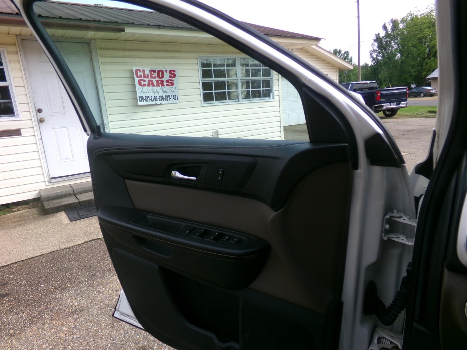 2015 White /Brown GMC Acadia SLT (1GKKRRKD4FJ) with an 3.6L engine, automatic transmission, located at 401 First NE, Bearden, AR, 71720, (870) 687-3414, 33.726528, -92.611519 - Photo #8